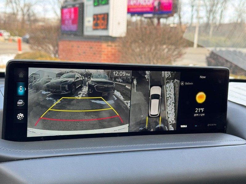 Genesis GV80 Vehicle Full-screen Gallery Image 25