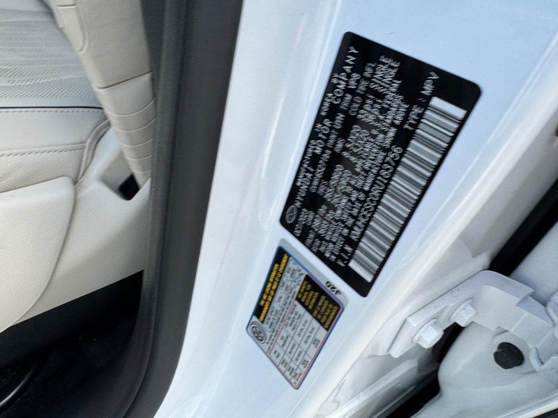 Genesis GV80 Vehicle Full-screen Gallery Image 27