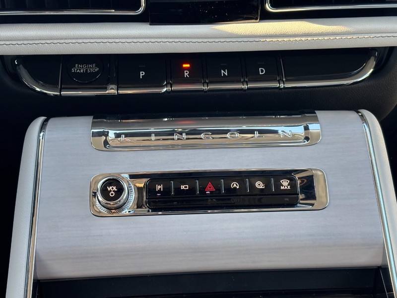 Lincoln Aviator Vehicle Full-screen Gallery Image 27