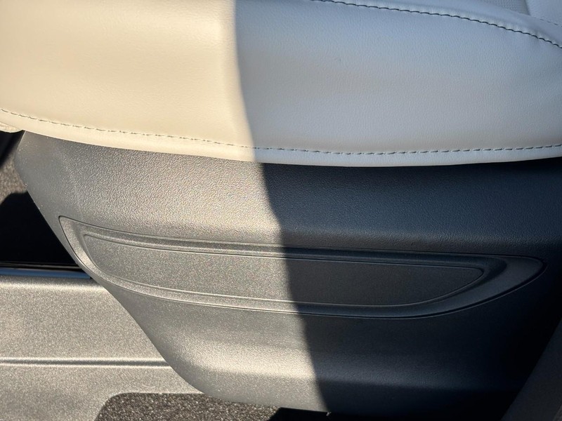 Lincoln Aviator Vehicle Full-screen Gallery Image 28