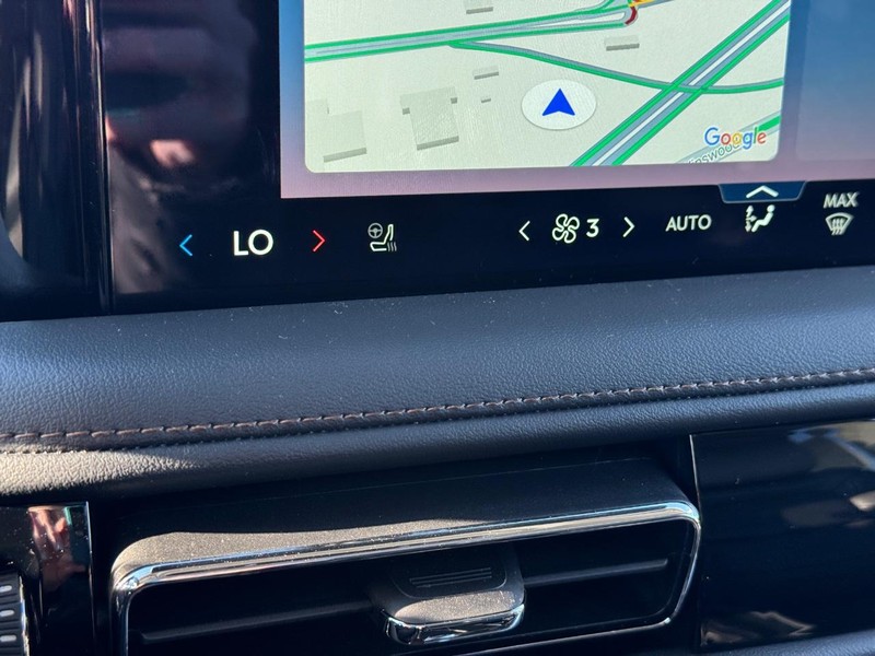 Lincoln Aviator Vehicle Full-screen Gallery Image 25