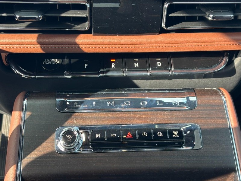 Lincoln Aviator Vehicle Full-screen Gallery Image 25