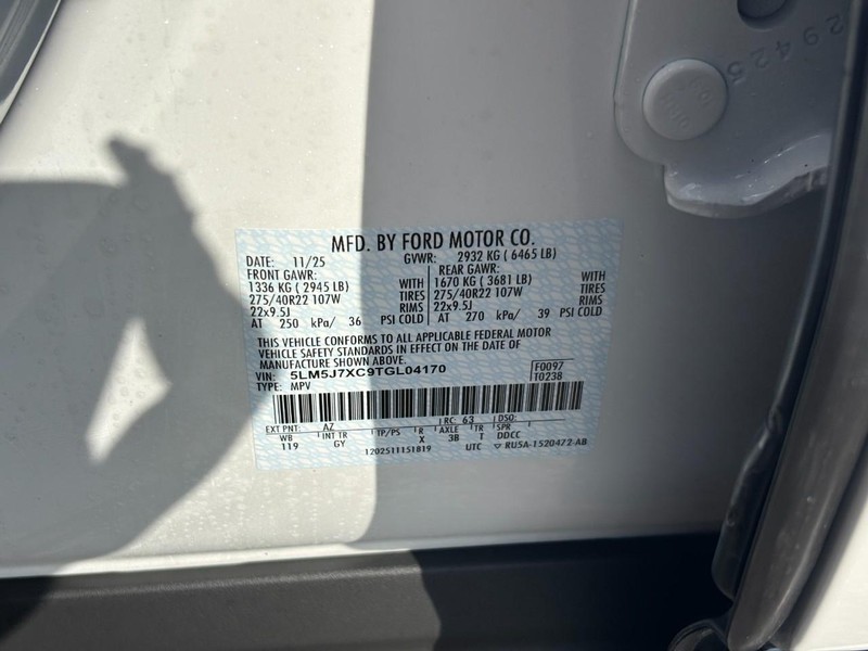 Lincoln Aviator Vehicle Full-screen Gallery Image 27