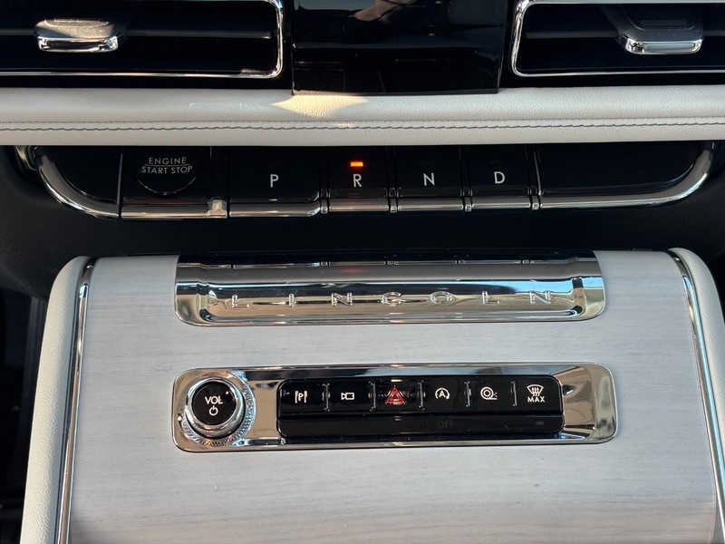 Lincoln Aviator Vehicle Full-screen Gallery Image 26