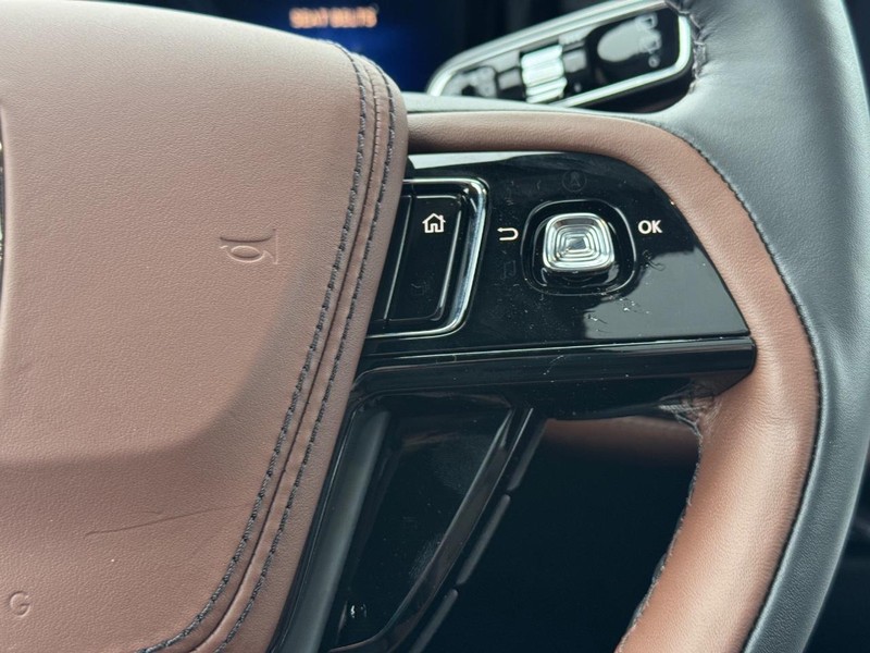 Lincoln Aviator Vehicle Full-screen Gallery Image 24