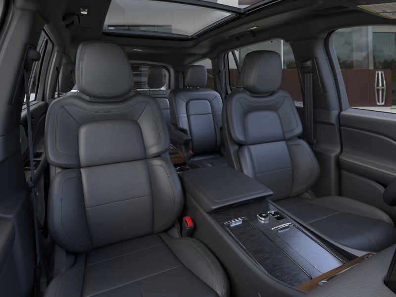 Lincoln Aviator Vehicle Full-screen Gallery Image 11