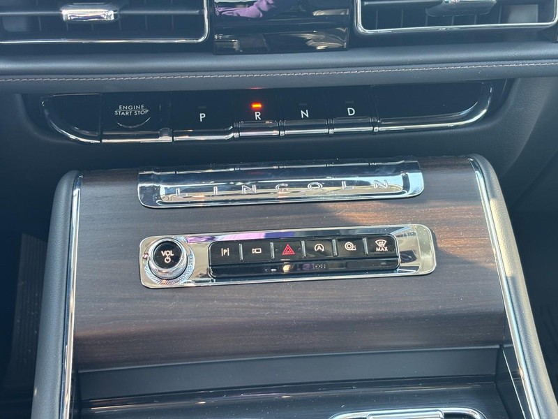 Lincoln Aviator Vehicle Full-screen Gallery Image 26