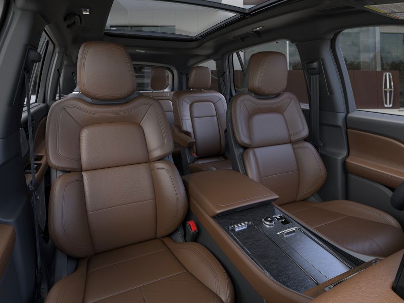 Lincoln Aviator Vehicle Full-screen Gallery Image 11