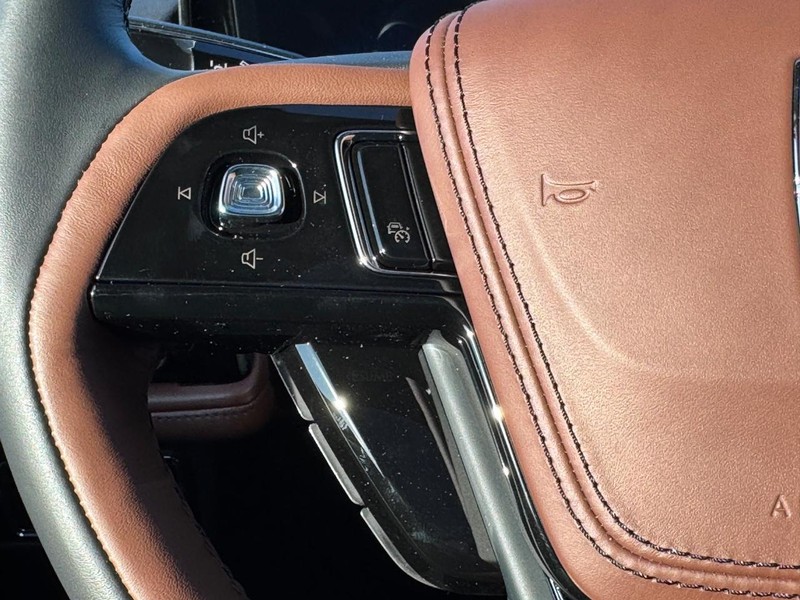 Lincoln Aviator Vehicle Full-screen Gallery Image 24