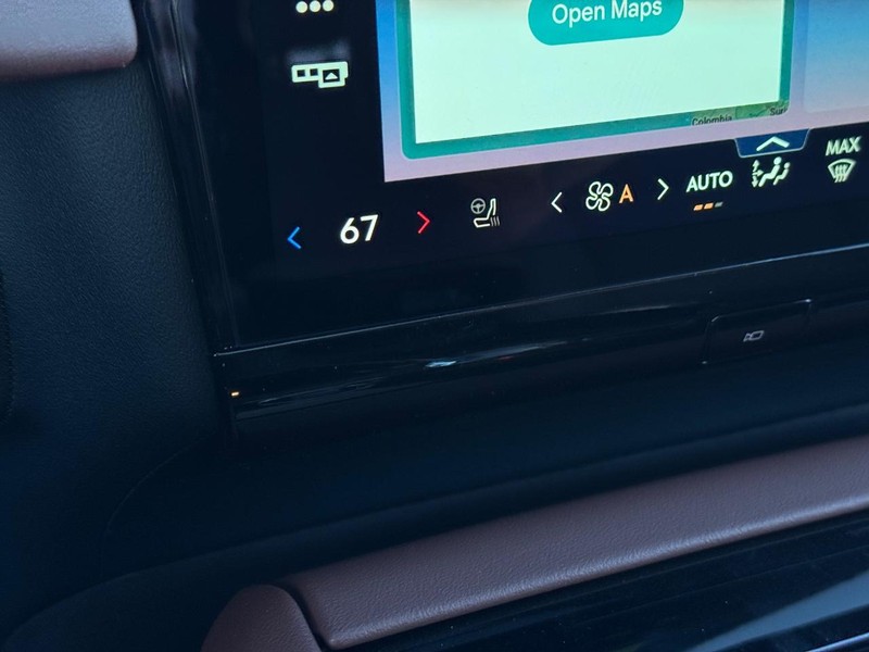 Lincoln Navigator L Vehicle Full-screen Gallery Image 25