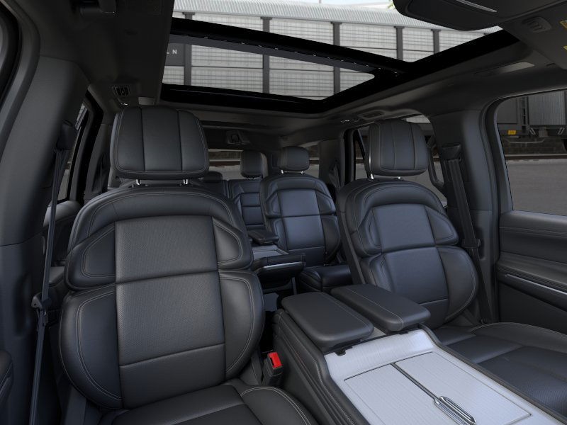 Lincoln Navigator Vehicle Full-screen Gallery Image 11