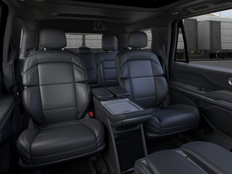 Lincoln Navigator Vehicle Full-screen Gallery Image 12