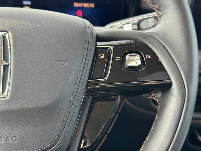 Lincoln Aviator Vehicle Full-screen Gallery Image 24