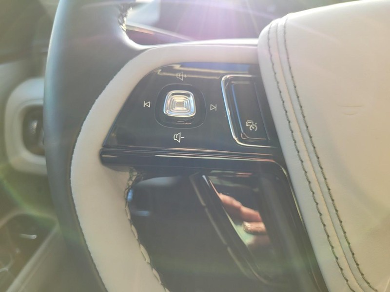 Lincoln Aviator Vehicle Full-screen Gallery Image 24