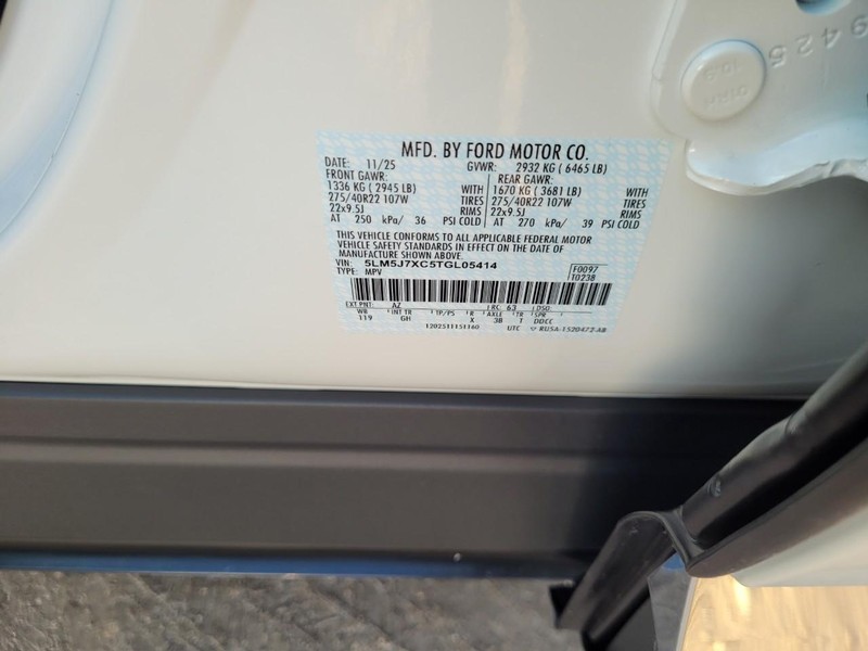 Lincoln Aviator Vehicle Full-screen Gallery Image 28