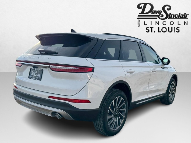 Lincoln Corsair Vehicle Full-screen Gallery Image 05