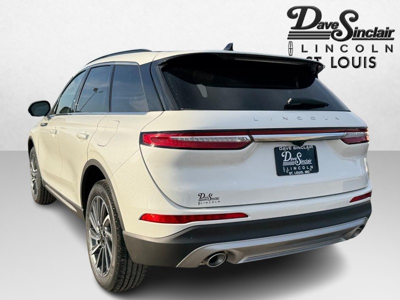 Lincoln Corsair Vehicle Full-screen Gallery Image 09