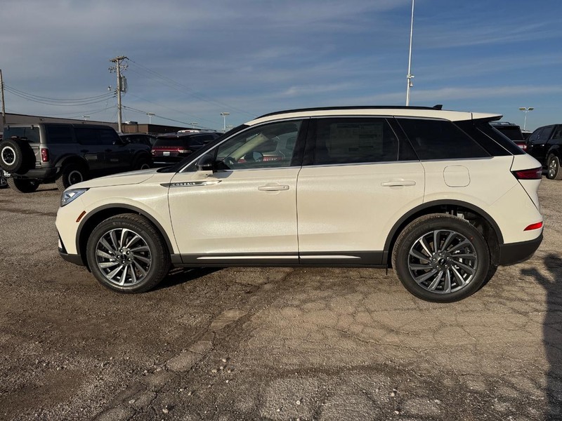 Lincoln Corsair Vehicle Full-screen Gallery Image 10