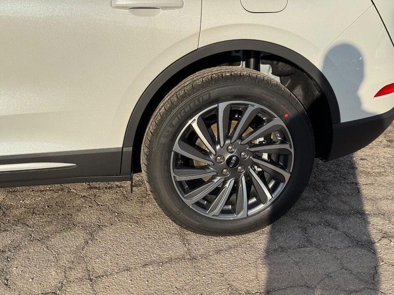 Lincoln Corsair Vehicle Full-screen Gallery Image 11