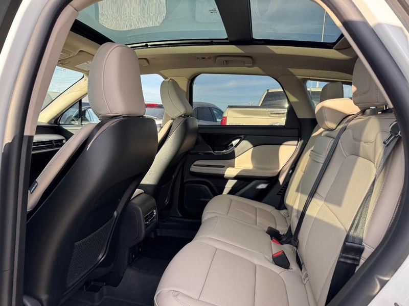 Lincoln Corsair Vehicle Full-screen Gallery Image 12