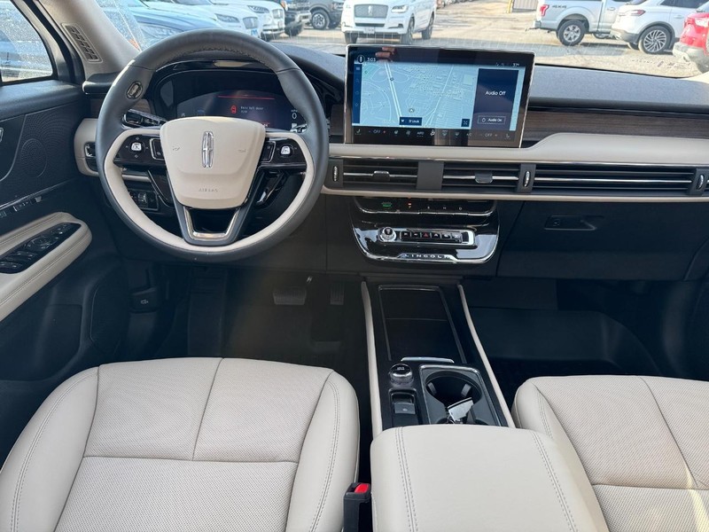 Lincoln Corsair Vehicle Full-screen Gallery Image 14