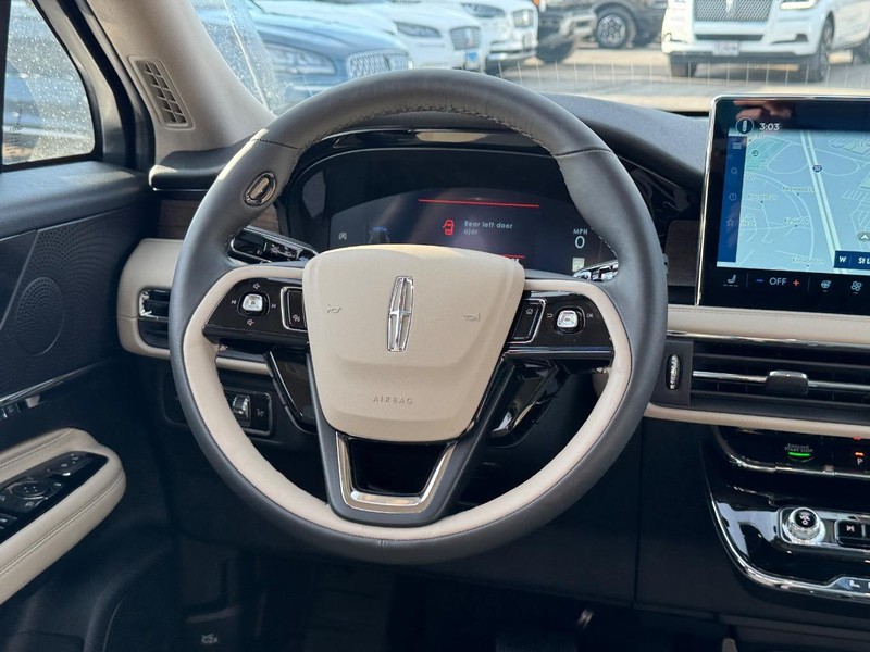 Lincoln Corsair Vehicle Full-screen Gallery Image 15