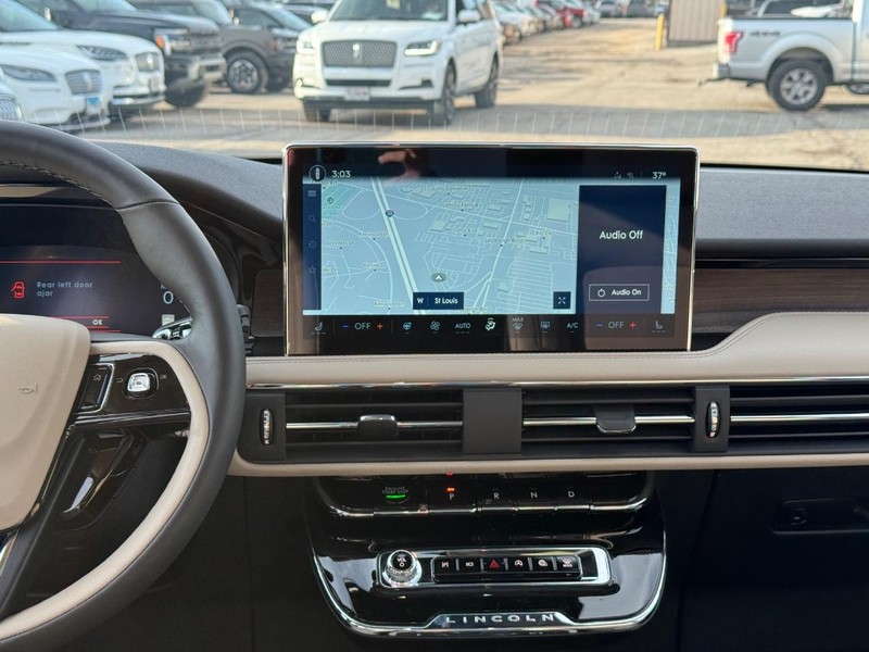 Lincoln Corsair Vehicle Full-screen Gallery Image 16