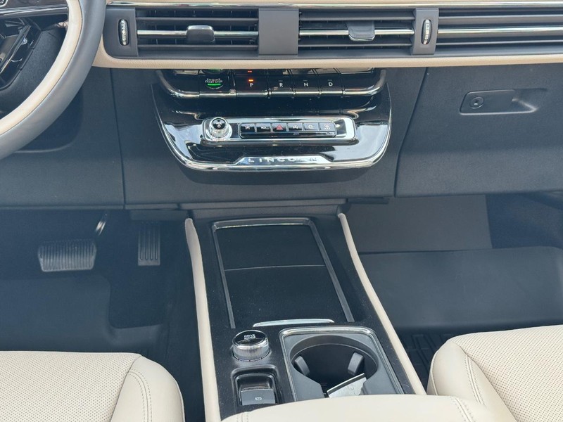 Lincoln Corsair Vehicle Full-screen Gallery Image 17