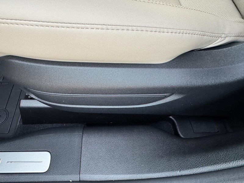 Lincoln Corsair Vehicle Full-screen Gallery Image 18