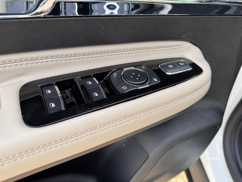 Lincoln Corsair Vehicle Full-screen Gallery Image 19