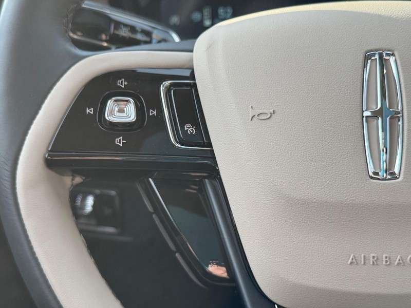 Lincoln Corsair Vehicle Full-screen Gallery Image 22