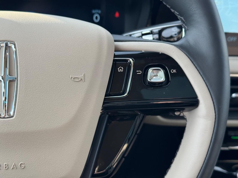 Lincoln Corsair Vehicle Full-screen Gallery Image 23