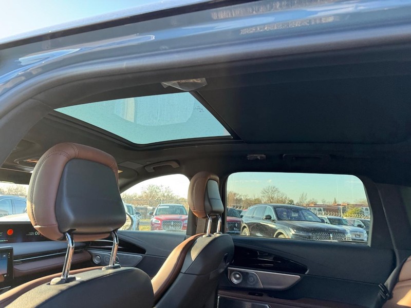 Lincoln Nautilus Vehicle Full-screen Gallery Image 12