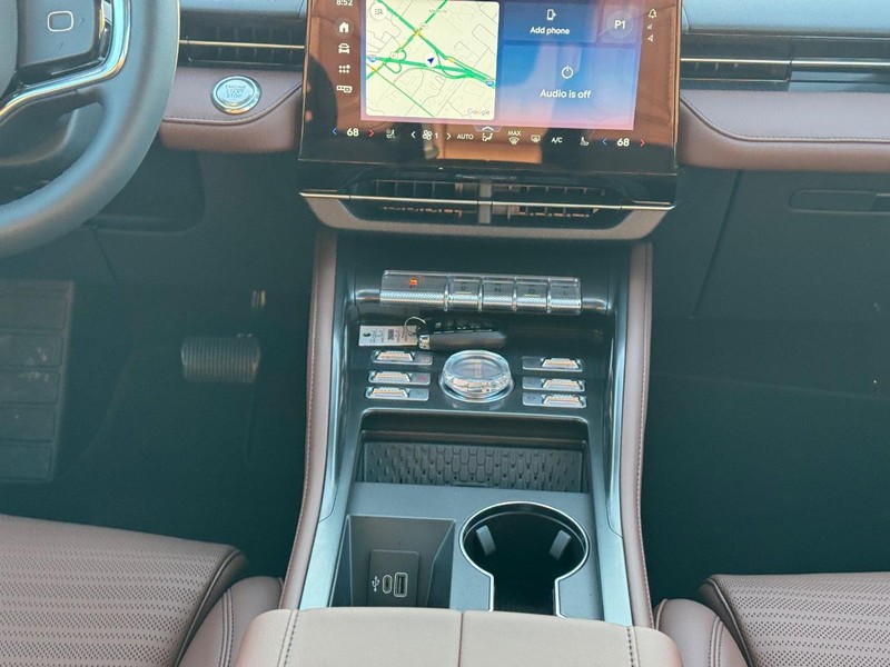 Lincoln Nautilus Vehicle Full-screen Gallery Image 17