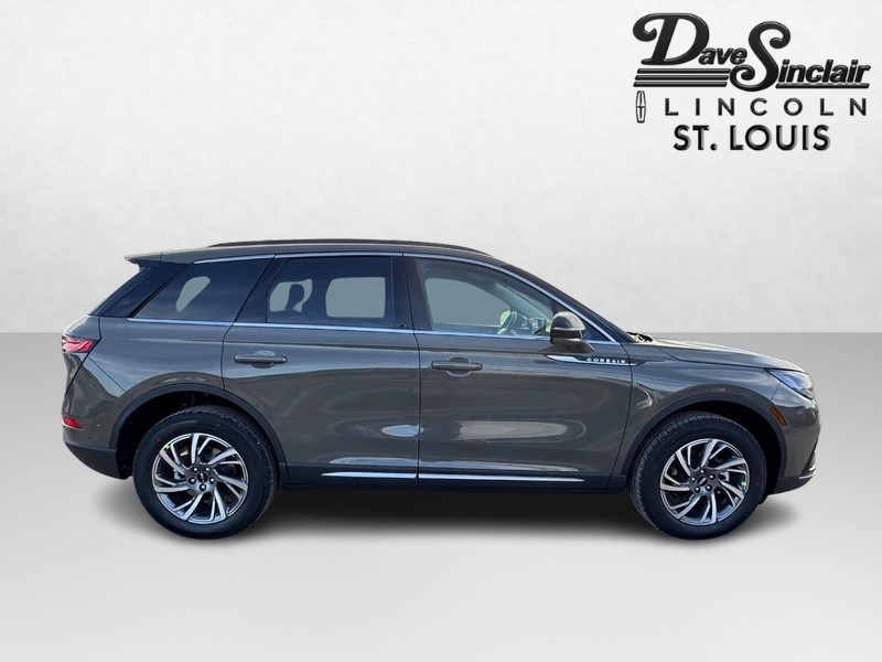 Lincoln Corsair Vehicle Full-screen Gallery Image 04