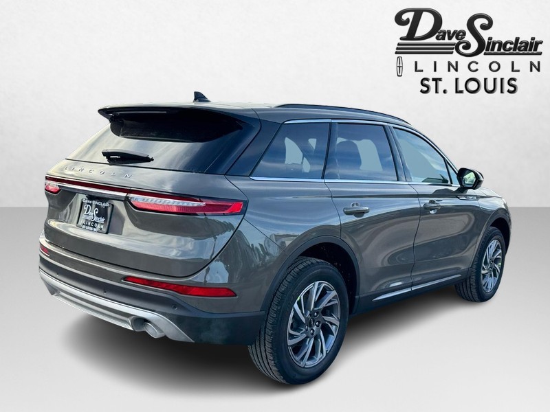 Lincoln Corsair Vehicle Full-screen Gallery Image 05