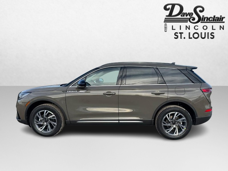 Lincoln Corsair Vehicle Full-screen Gallery Image 09