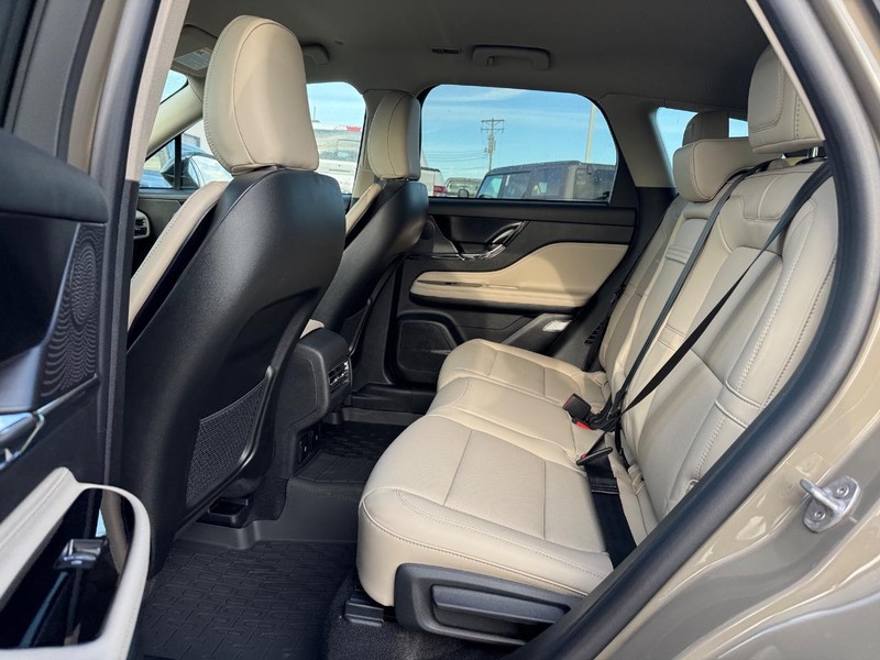 Lincoln Corsair Vehicle Full-screen Gallery Image 12