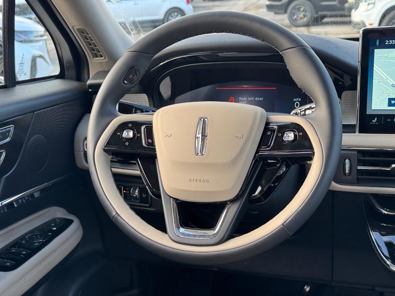 Lincoln Corsair Vehicle Full-screen Gallery Image 14