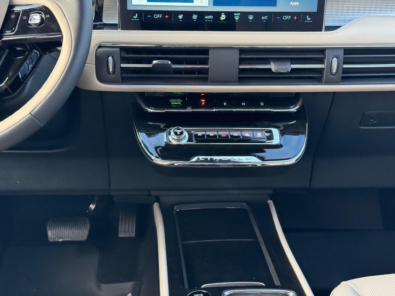 Lincoln Corsair Vehicle Full-screen Gallery Image 16