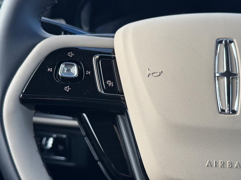 Lincoln Corsair Vehicle Full-screen Gallery Image 21