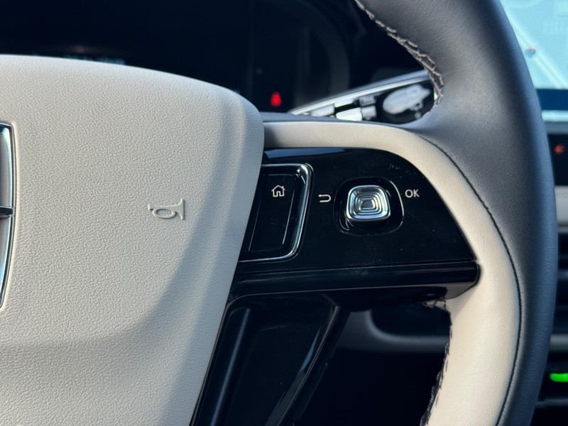 Lincoln Corsair Vehicle Full-screen Gallery Image 22