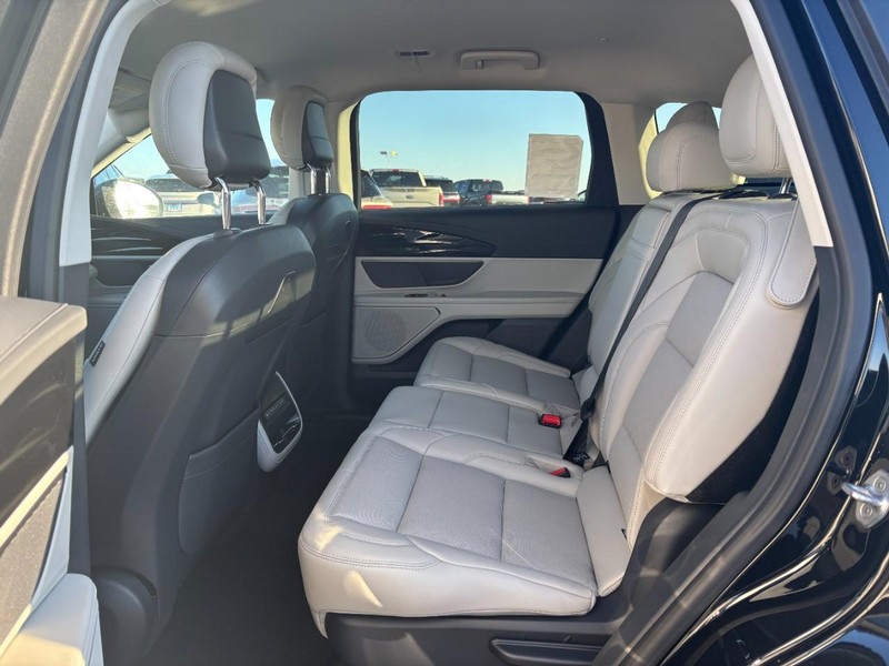 Lincoln Nautilus Vehicle Full-screen Gallery Image 11