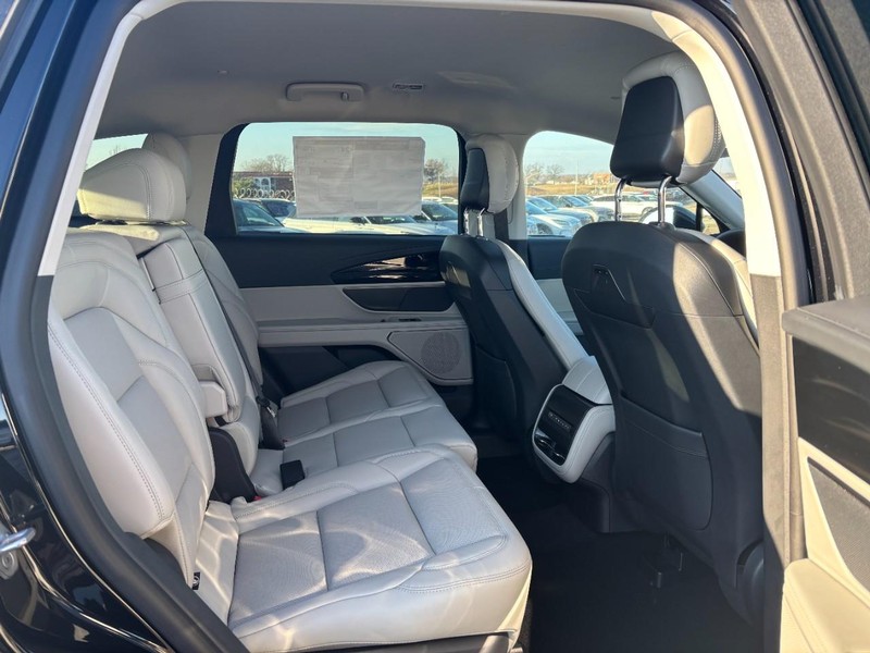 Lincoln Nautilus Vehicle Full-screen Gallery Image 12