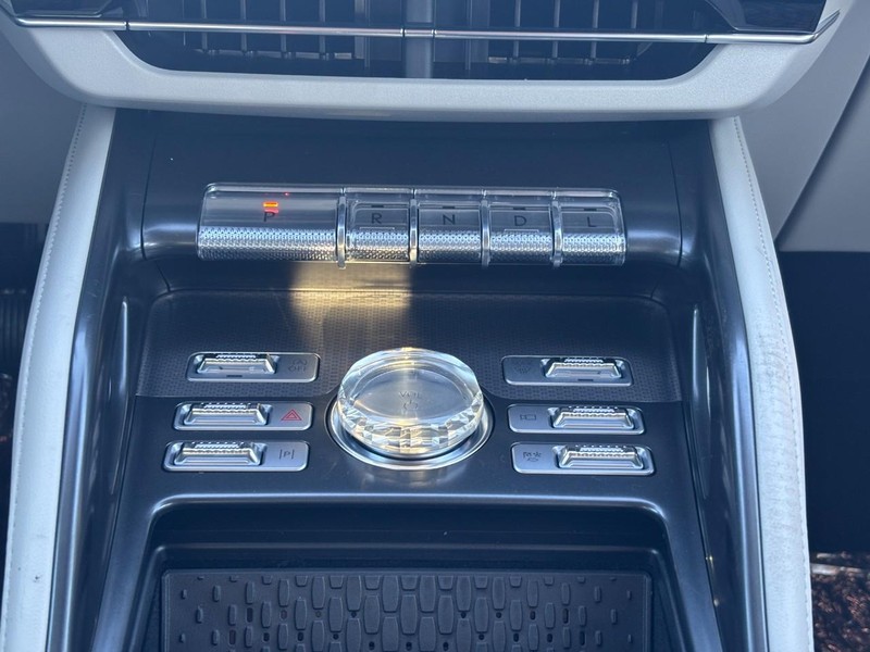 Lincoln Nautilus Vehicle Full-screen Gallery Image 16