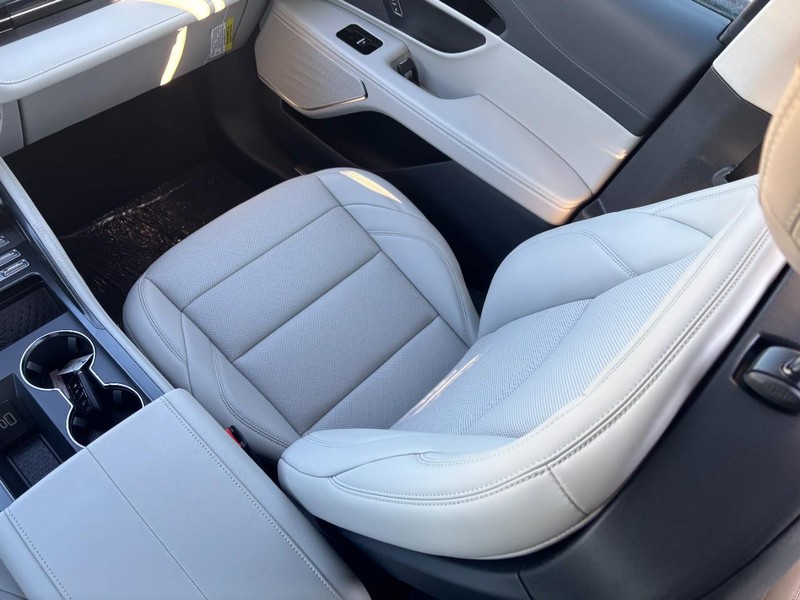 Lincoln Nautilus Vehicle Full-screen Gallery Image 17