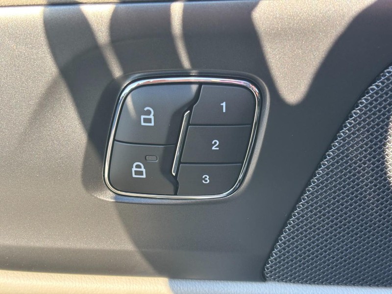 Lincoln Nautilus Vehicle Full-screen Gallery Image 19