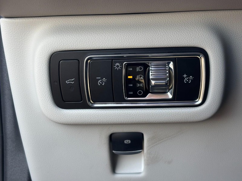 Lincoln Nautilus Vehicle Full-screen Gallery Image 20