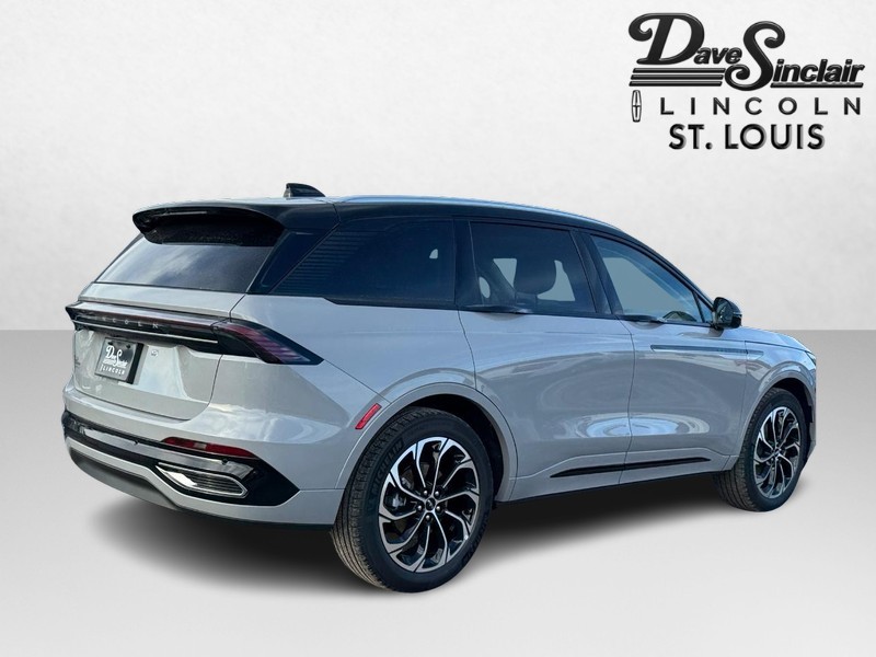 Lincoln Nautilus Vehicle Full-screen Gallery Image 05