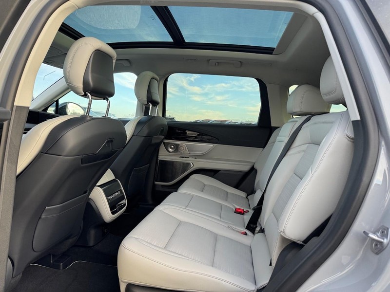 Lincoln Nautilus Vehicle Full-screen Gallery Image 11